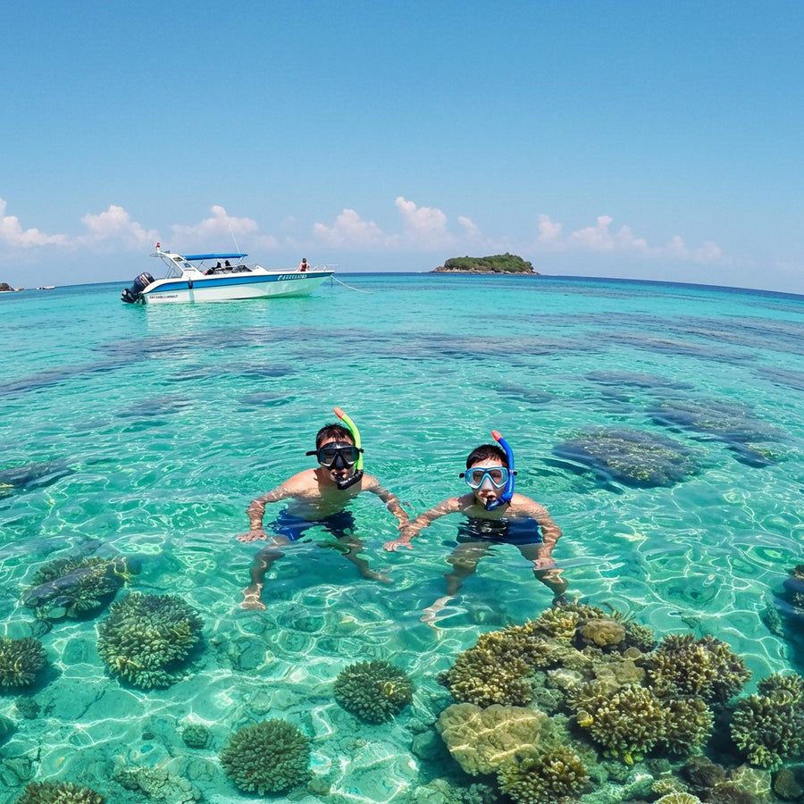 Private speedboat with snorkelers near Koh Tan and Pig Island, Koh Samui